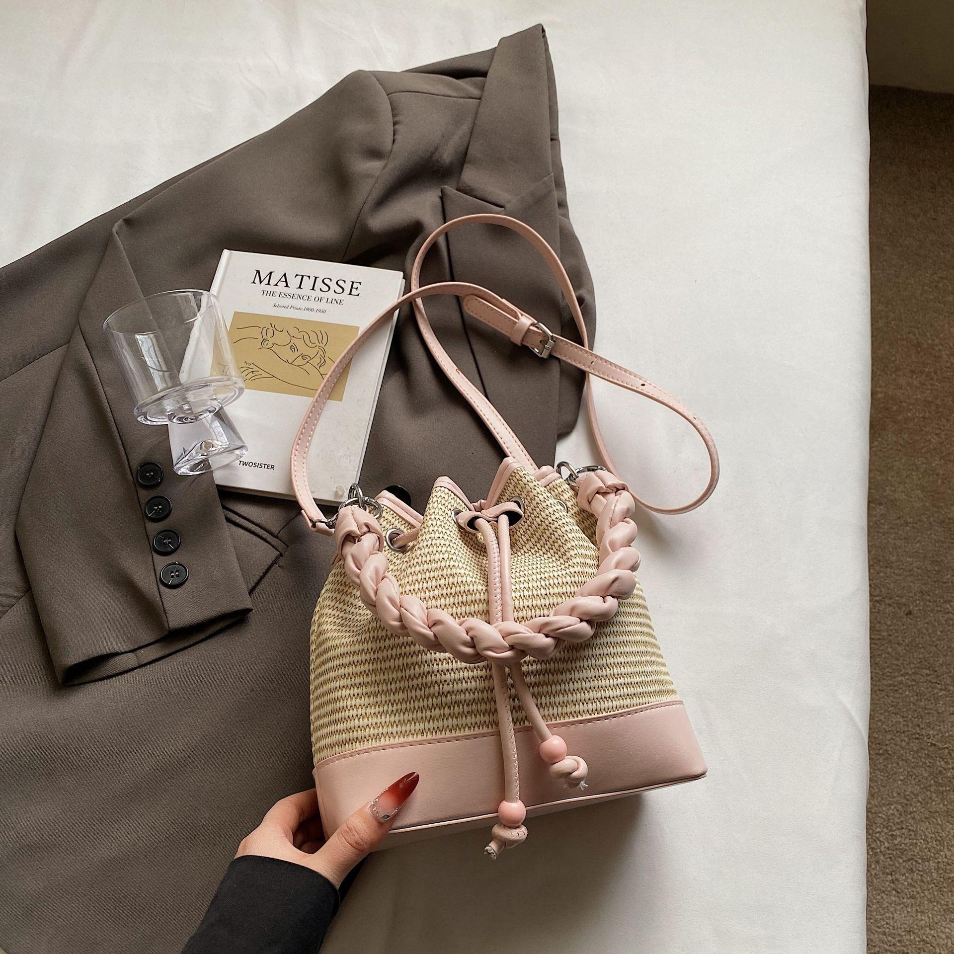 

Плетеная соломенная сумка женская 2025 новая летняя универсальная сумка-мессенджер для отдыха на море пляжная сумка переносная сумка-ведро розовый