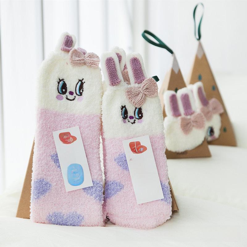 Calcetines Navideños Acogedores de Forro Polar de Coral: Bordado de dibujos animados 3D grueso, Forro polar en la mitad lateral, Ideal para el hogar