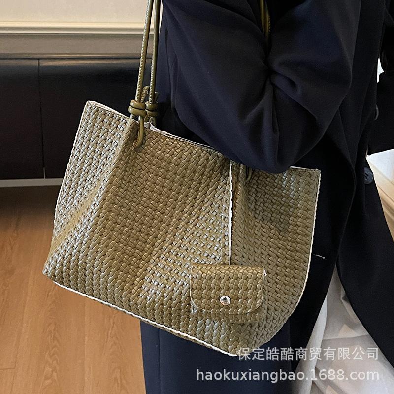 Large Capacity Bag Women's Autumn and Winter 2025 New Versatile Retro Shoulder Bag Casual Premium Texture Commuter Tote Bag