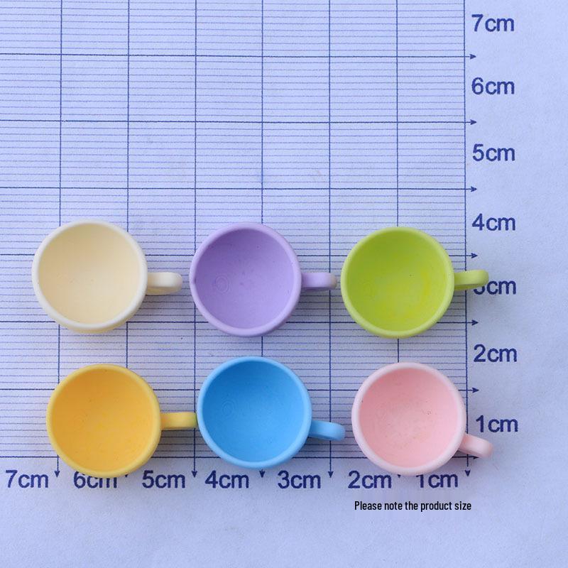 

Набор тарелок и чашек однотонного цвета с набором для крема своими руками и детским чехлом для телефона с резинками для волос и фруктовыми заколками White