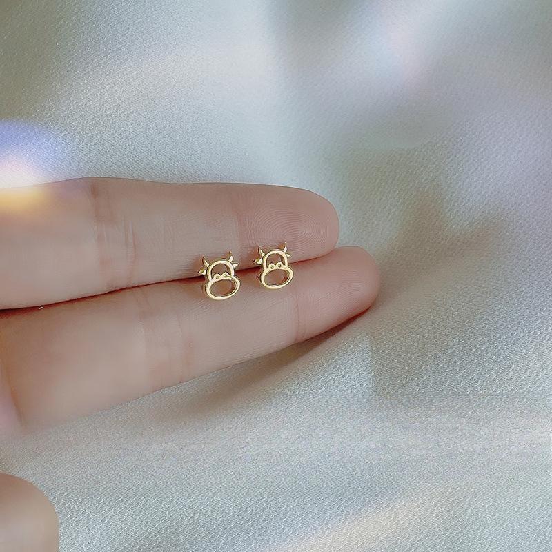 Tierkreiszeichen Jahr des Ochsen Ohrringe Damen Einfache und kompakte Kälber-Ohrringe Ohrringe dieses Jahr