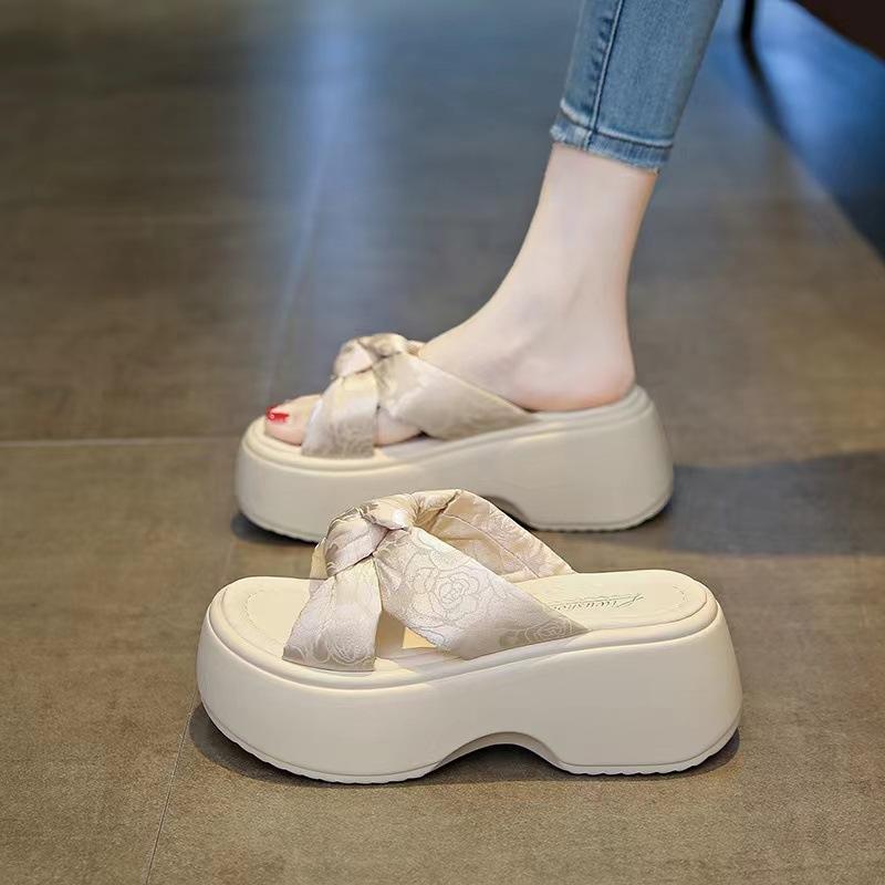 

Рост увеличен на 6 см, размер маленького мужчины 34, а женские тапочки легкие и очень толстые летом.. Коротышка я 33