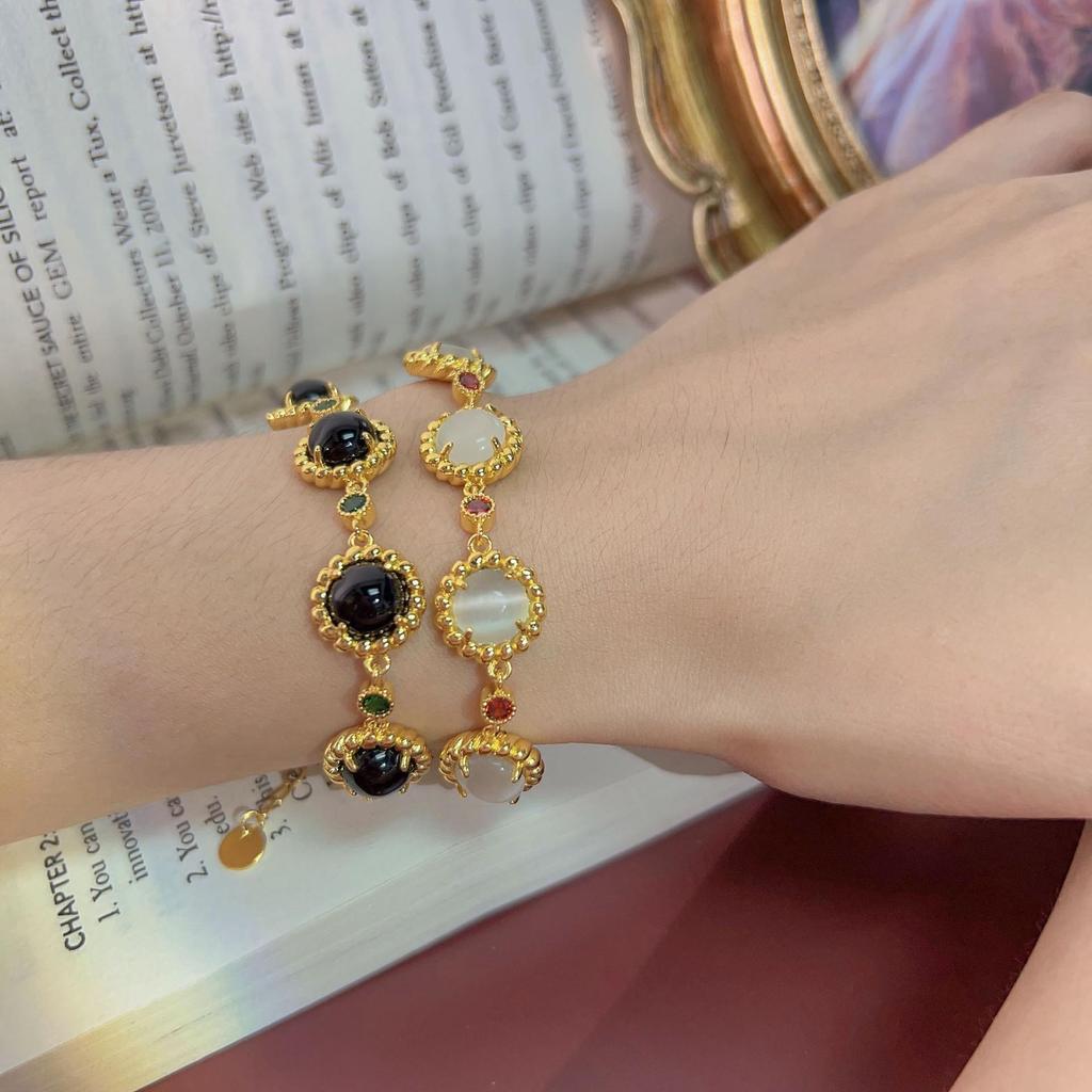 2023 Vintage-Style White Shell Retro Bracelet - Moonlight Treasure Box Design