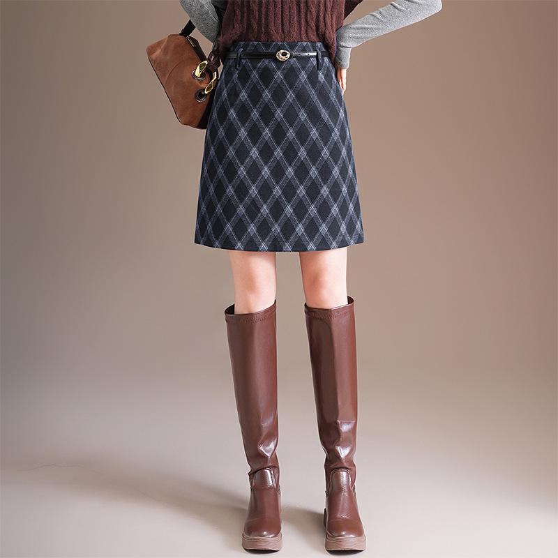 Plaid High-Waist A-line Skirt: Winter 2025 Petite Fashion