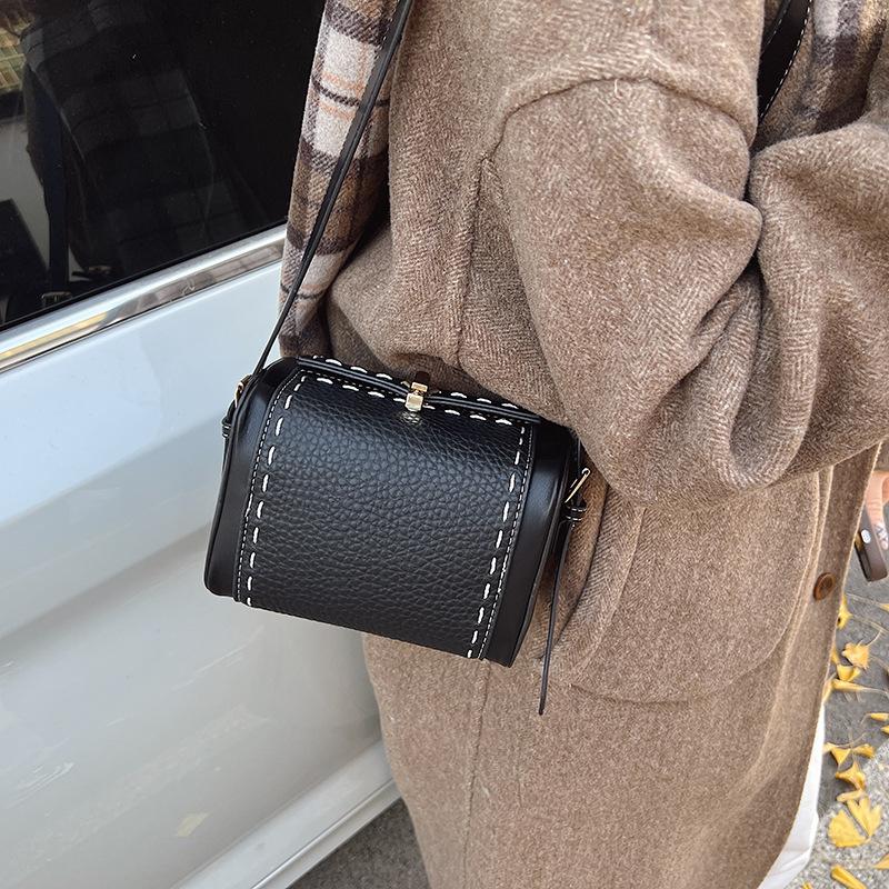 Autumn and winter small bag 2025 new Korean version fashion rivet shoulder bag ins Internet celebrity women messenger box bag pu
