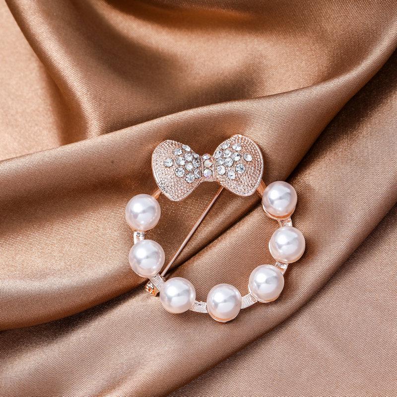 2022 New Creative Luxury Pearl Brooches Pins For Women Elegant Rhinestone Snowflakes Flower Accessories Lady Wedding Party Gift