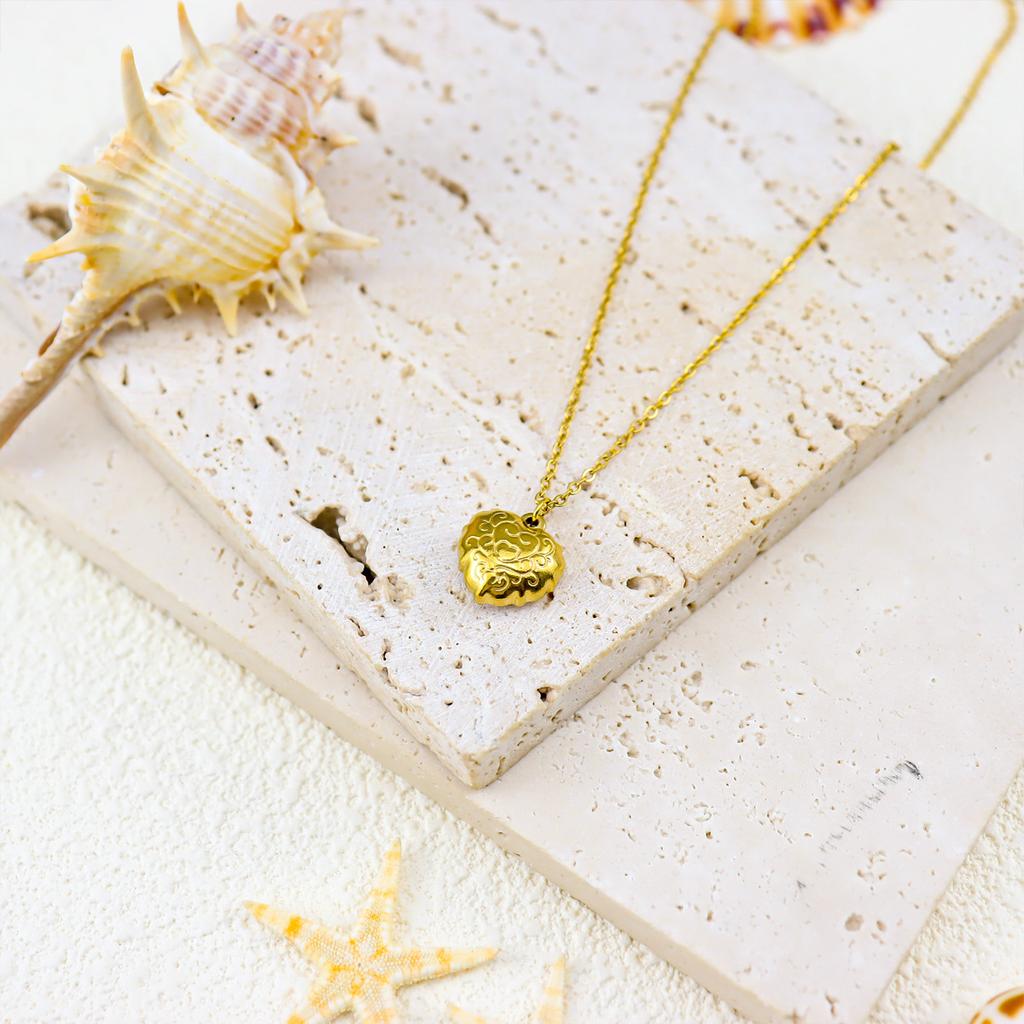 French 18K Gold Mother Shell Love Necklace, Retro Light Luxury Exquisite Jewelry, Wind Collarbone Neck Chain