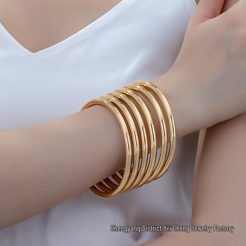 

Geometric Open Circle Bangle: Trendy Women s Fashion Bracelet