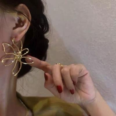Exaggerated Line Flower Metal Stud Earrings Fashion Vintage Earrings For Women