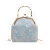 Borsa da sera ricamata eterea con dettagli in perle per serate alla moda