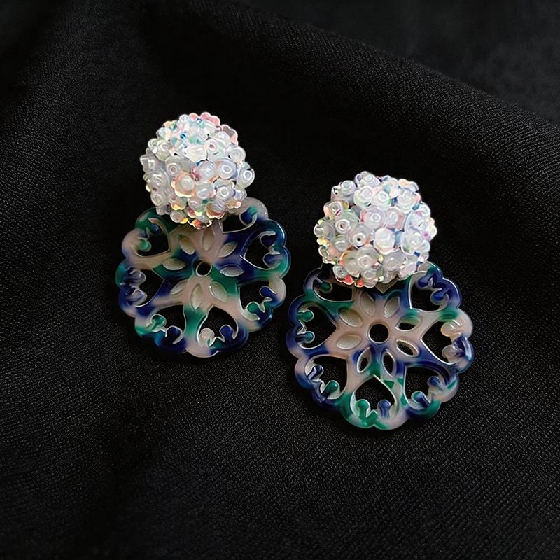 Retro Resin Glass Flower Stud Earrings: Vintage Holiday Style for Women