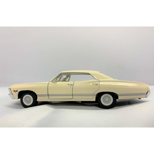 KiNSMART 1/43 Scale 1967 Chevrolet Impala Pullback Diecast Car (White)