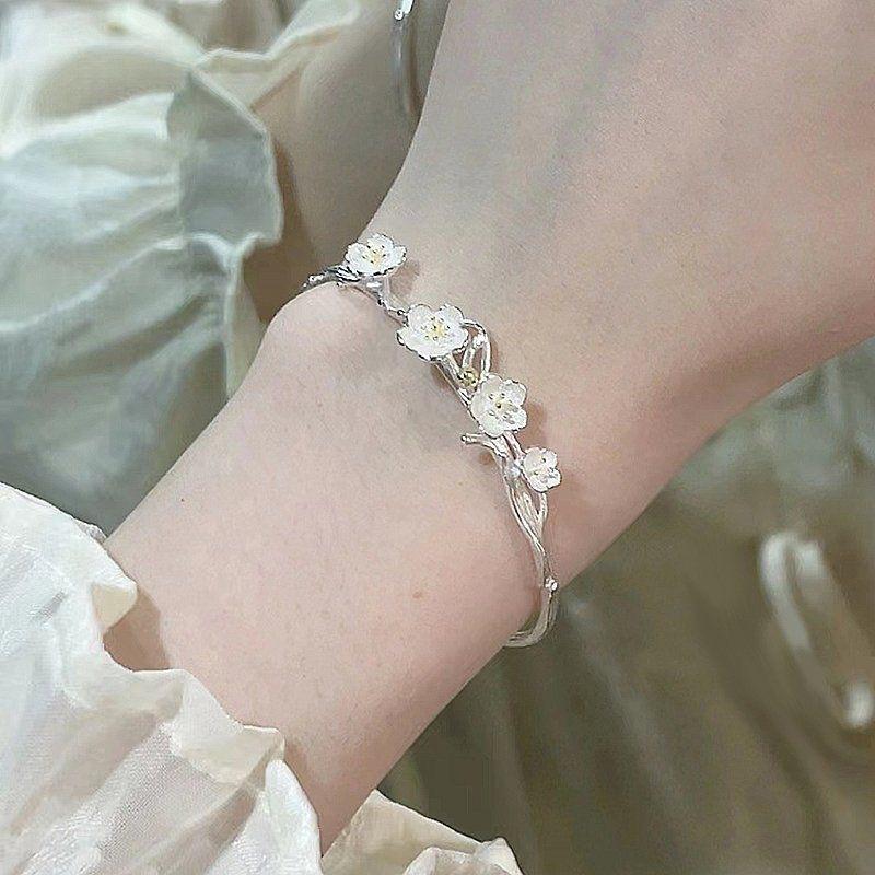 Kreative Pflaumenblüten Manschettenarmbänder für Damen Mode Exquisit Silberfarbe Floral Offenes Armband Armband Hochzeits Schmuck