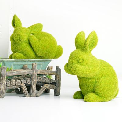 Figurka velikonočního zajíčka, zelená hejnová socha králíka, malá realistická socha králíka, stůl, ústřední prvek pro jarní zahradu, nádvoří, domácí dekorace