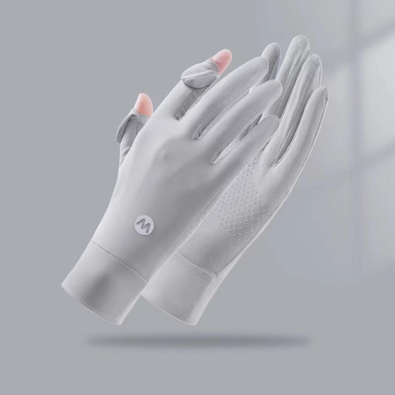 Sunscreen gloves protect against UV rays in summer