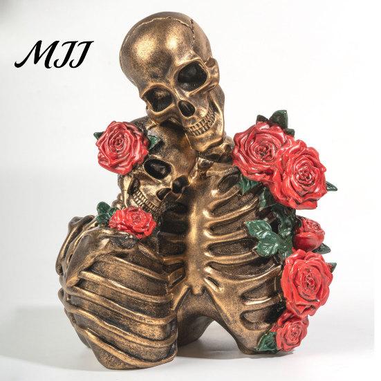 Gothic Skeleton Ornament Hugging Couple Figurine, Rose Skull Resin Retro Sculpture, Vintage Decoration, Romantic Halloween Party Supplies
