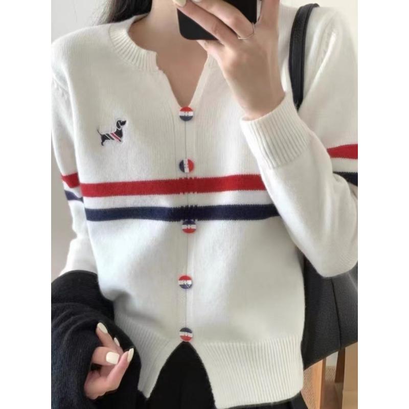 V-neck striped contrasting color puppy embroidered sweater women's autumn and winter loose design hem split long-sleeved knitted sweater
