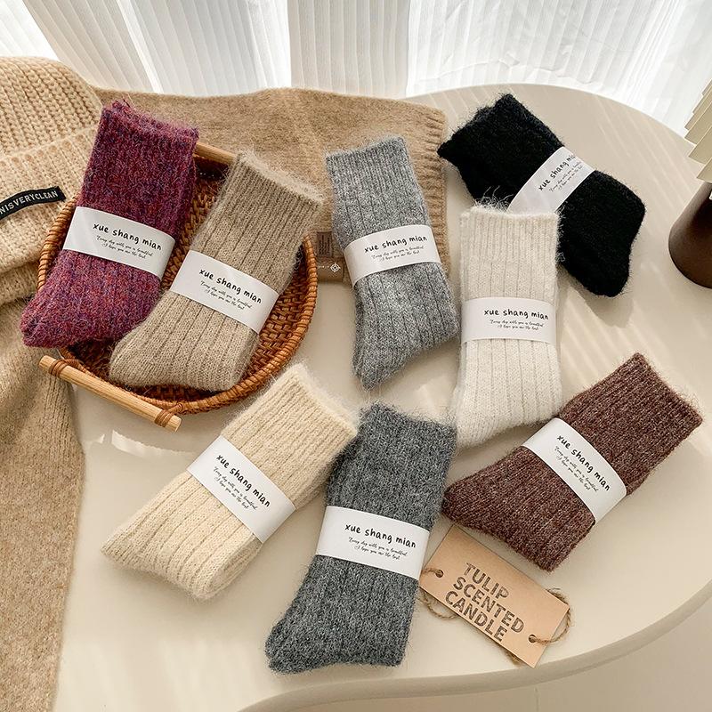 

Female Autumn and Winter Thick Wool In The Tube Solid Color All Build Thick Needle Warm College Style Home Pile Socks 1 pair чорний