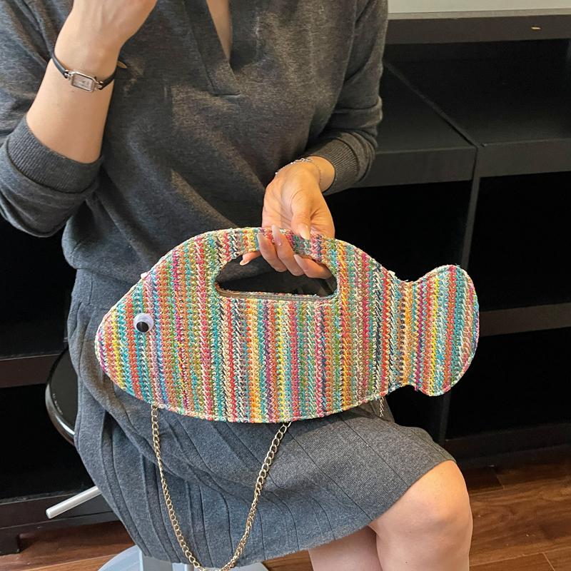 Cute Fish Shape Straw Clutch Bag for Women Handheld Woven Summer Beach Purse with Chain Strap Multicolor Hollow Weave Vacation Party Mini Handbag