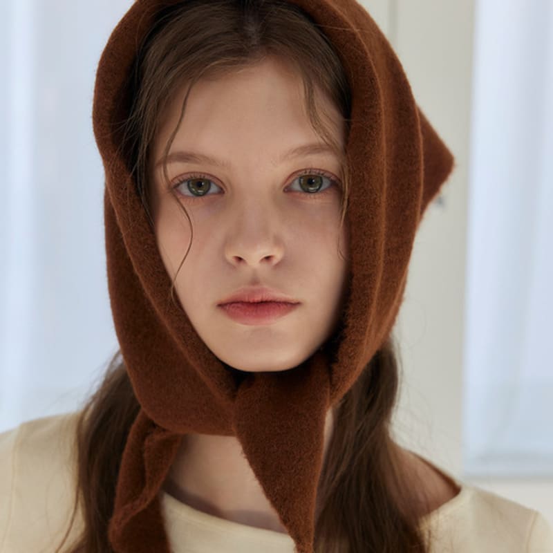 

murmur [Free Pearl Earrings] Fluffy triangle muffler (4 colors) black