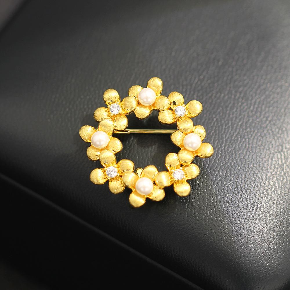Temperament exquisite diamond-set gold brushed flower brooch simple and versatile imitation pearl garland collar pin anti-light pin