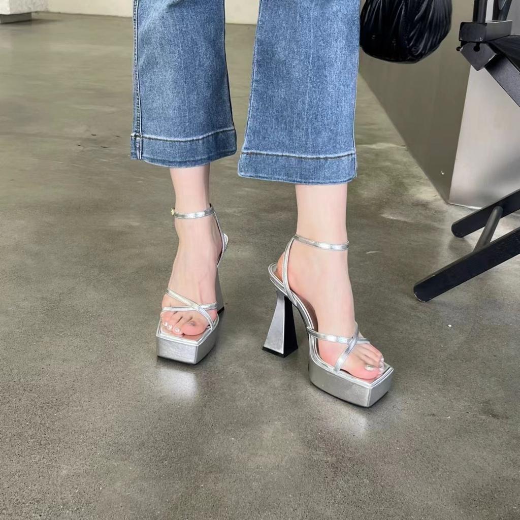 Kleine wasserdichte Tischhasser Himmelhohe Kreuzgurt Sandalen Sommer Koreanische Version Design Sinn zeigt Beine lang Hohe Absätze