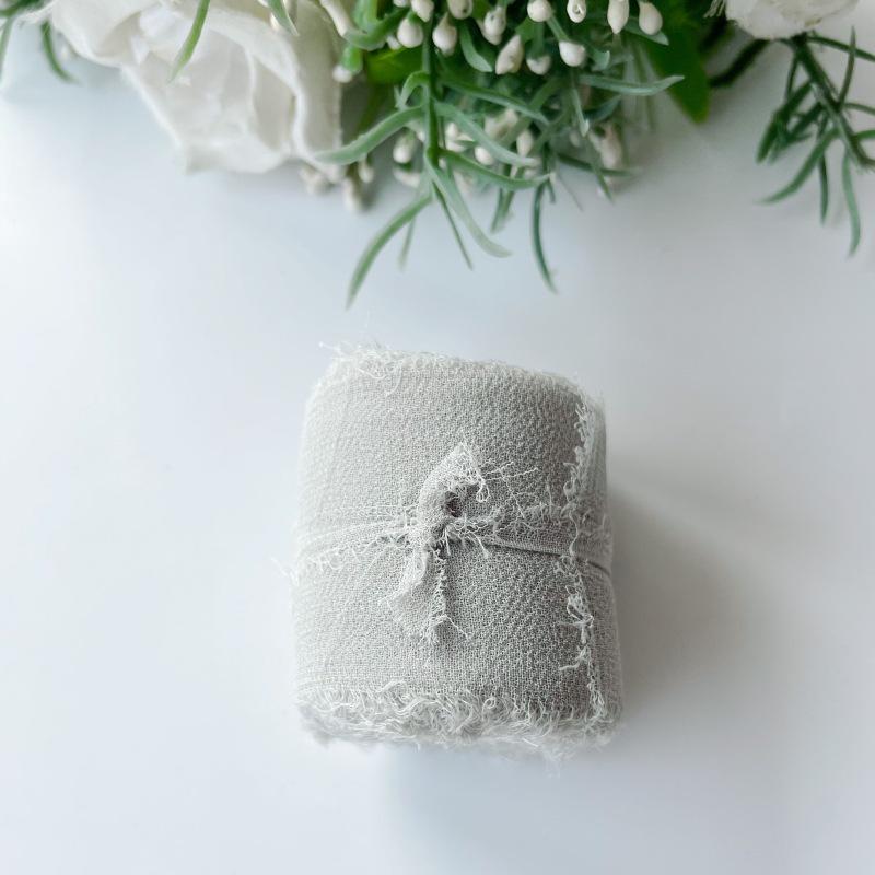 Handgerissenes Chiffonband: Dekorative Girlanden, Haarbänder mit Blumenbindungen und Kuchendekor.