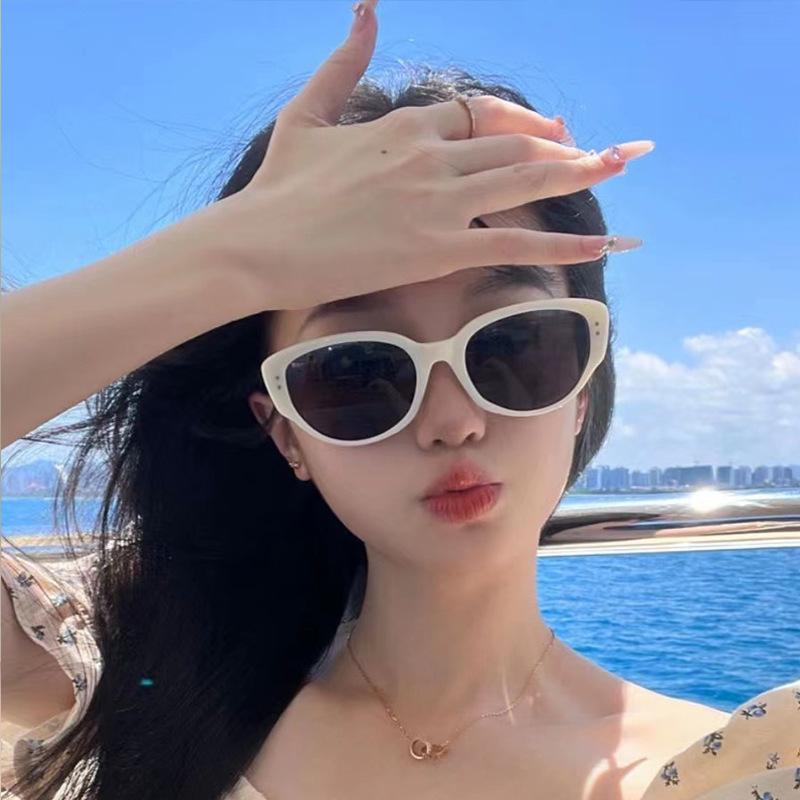 Модные женские солнцезащитные очки без оправы — фото 4