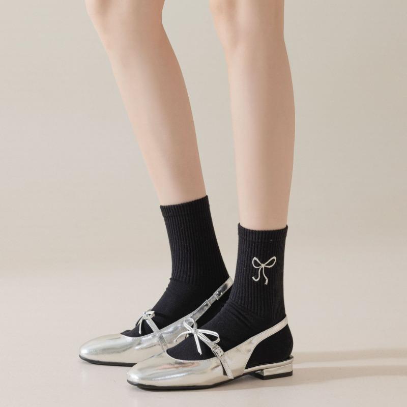 Women's Autumn and Winter Embroidered Bow Mid-calf Socks Breathable and Sweat-absorbing Long Calf Socks