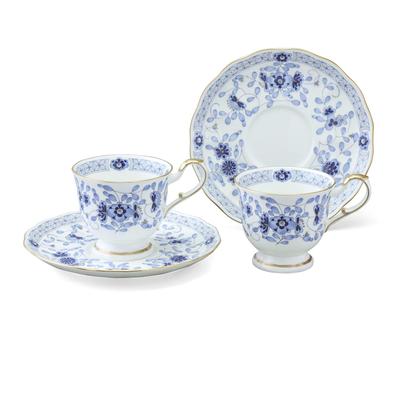 NARUMI Ensemble de tasses et soucoupes Milano 200 cc Motif floral bleu Fleur de prunier Style chintz Paire de tasses à café et soucoupes Cadeau de mariage Fabriqué au Japon Coffret cadeau et