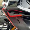 2x Motocyklový winglet boční spoiler aerodynamické křídlo větrná ploutev s červeným LED světlem