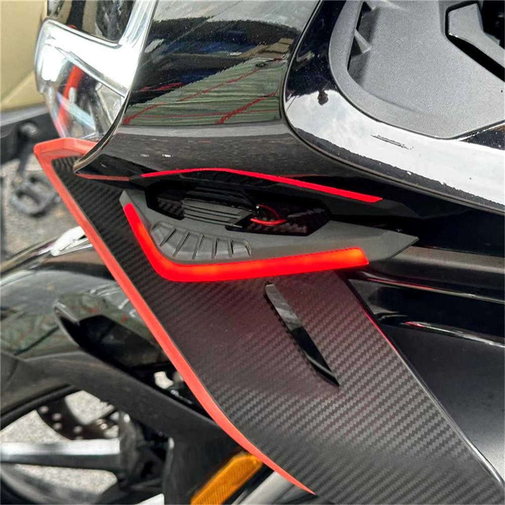 2x Motocyklový winglet boční spoiler aerodynamické křídlo větrná ploutev s červeným LED světlem