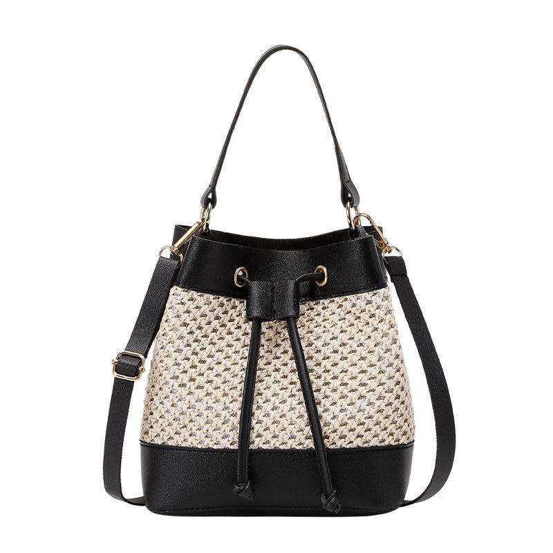 

Жіноча сумка Cosy Up Hollow Bucket Bag у корейській версії. чорний