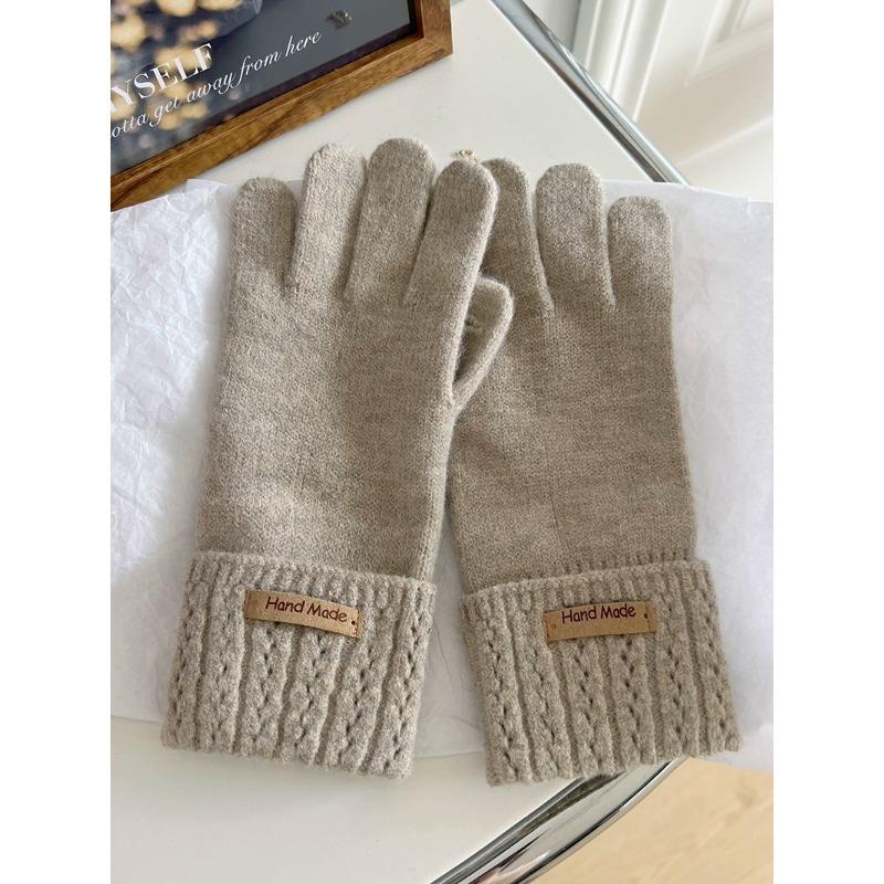 The Five Fingered Gloves for Women Keep Warm In Autumn and Winter. The Finger Touching Screen Has Holes To Protect Hands From The Cold