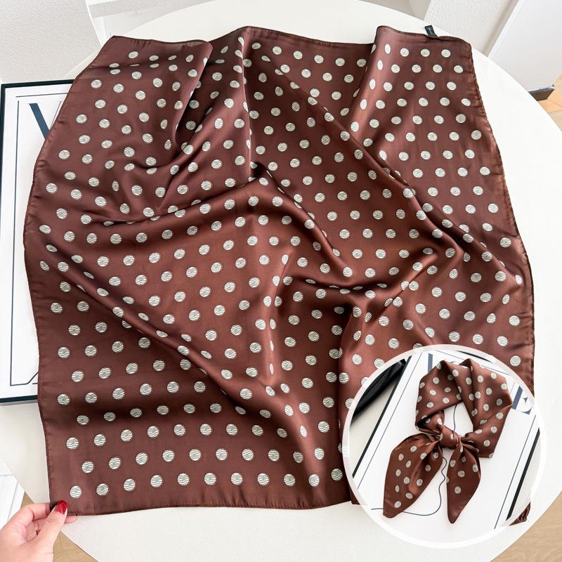 Damski jedwabny szalik w koreańskim stylu: Wszechstronny kwadratowy szalik z kamelią na wiosnę i jesień - do noszenia na szyi, na torebce lub we włosach