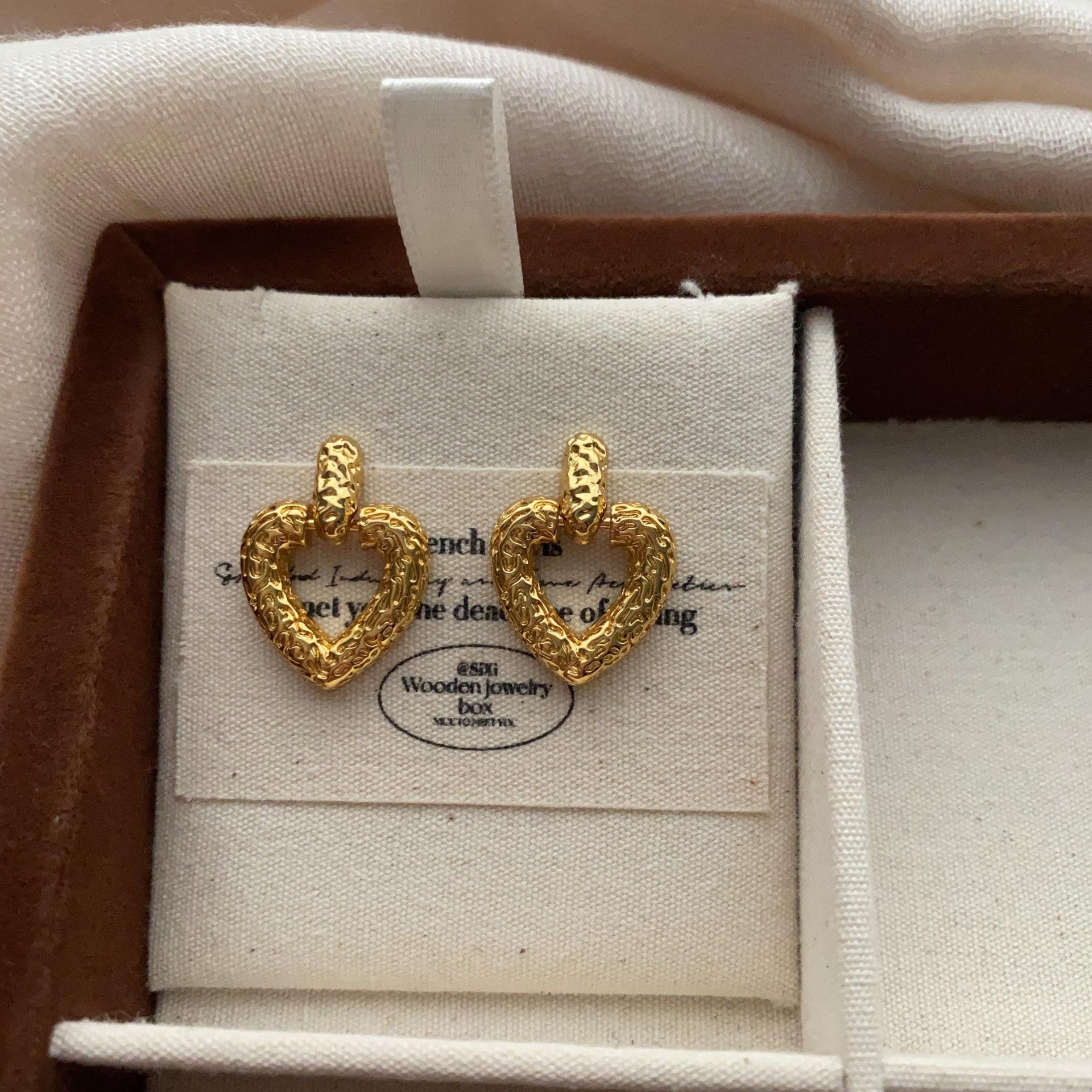 Classic Relief Texture Love Stud Earrings Three-Dimensional Versatile Retro Light Luxury Exquisite Daily Commuter Earrings