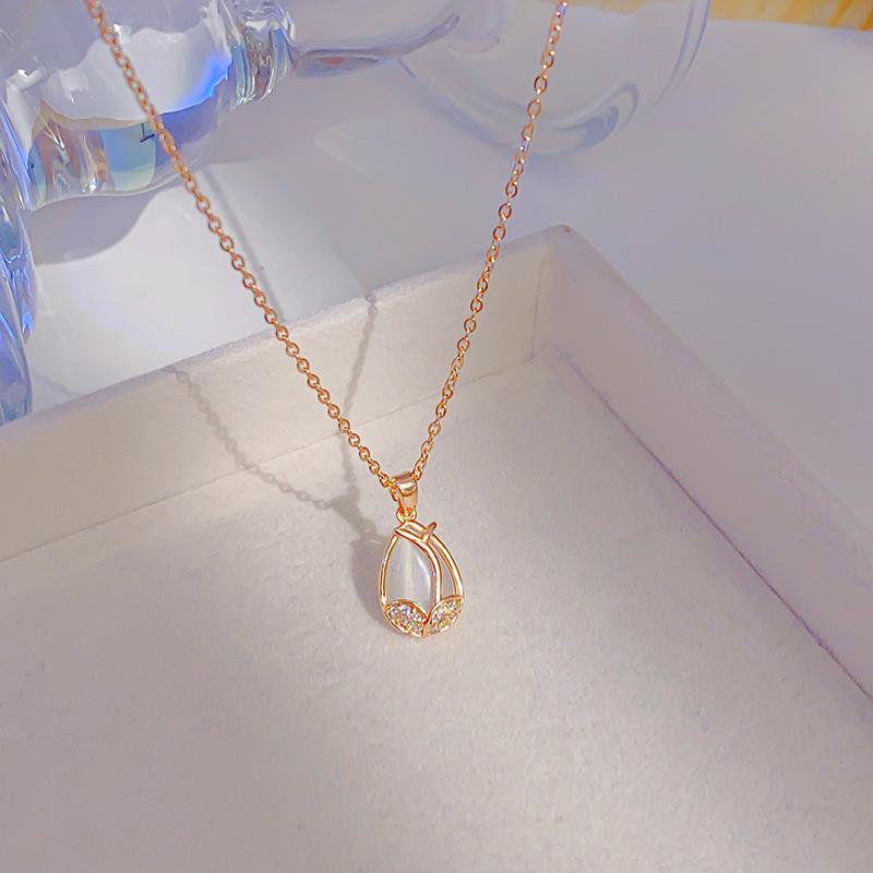 Elegant Cat's Eye Tulip Necklace: Chic Chinese Style Clavicle Chain for Women