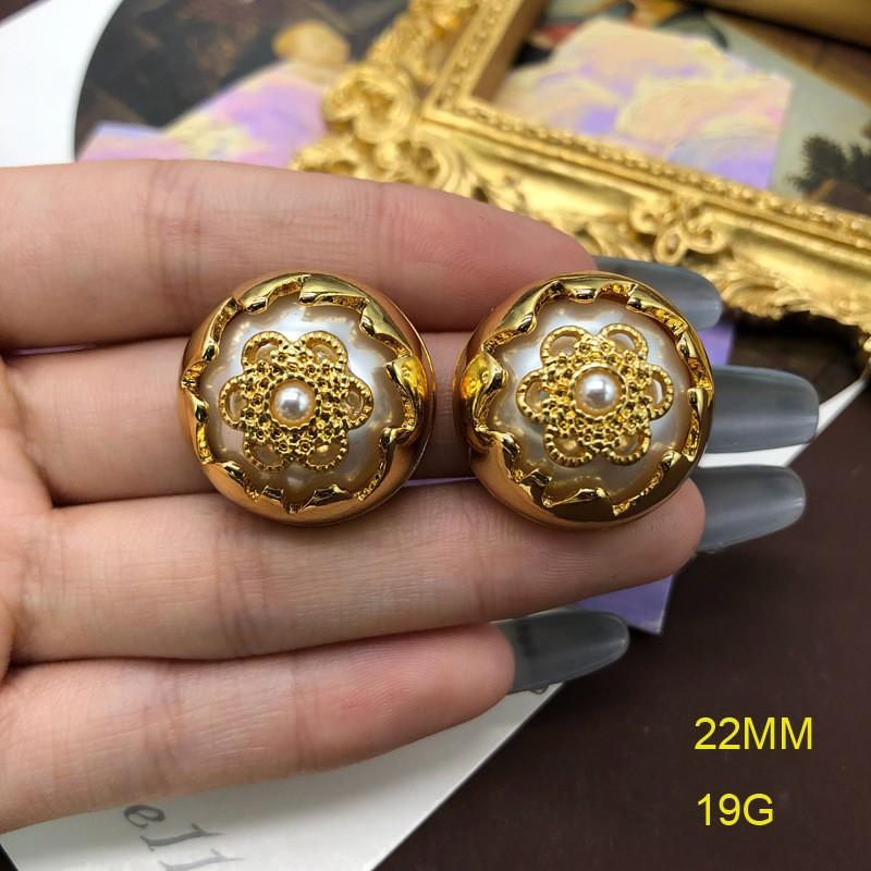 

Retro Court Style Copper Chain Plated with Real Gold, Light Luxury Horse Color Shell Rhine Stone Necklace, Engraved Pattern Design Stud Earring Set