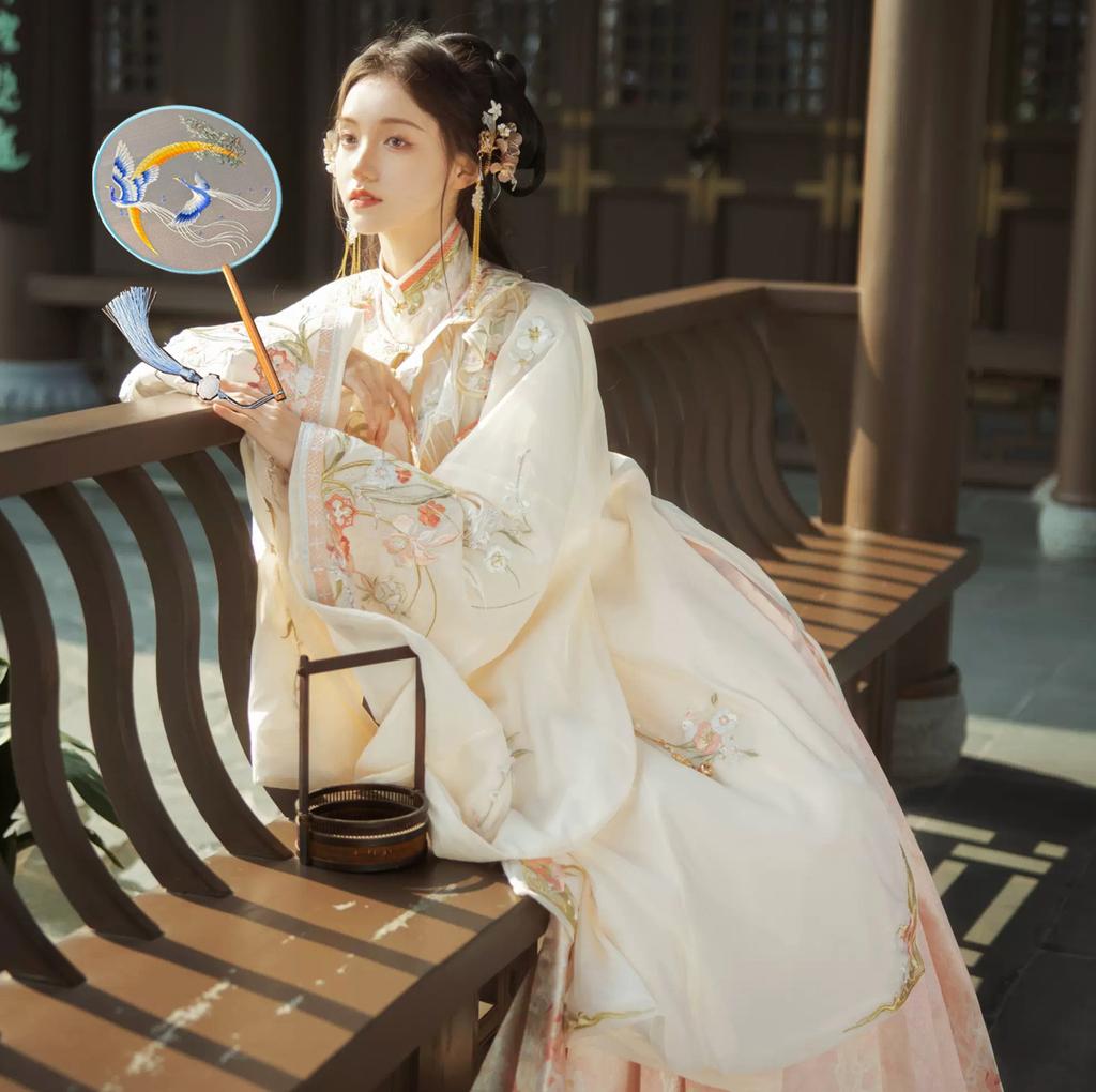 Chinese Style Eight Petal Embroidery Round Fan with Wooden Handle Portable Printed Vintage Fan Dance Wedding Favors