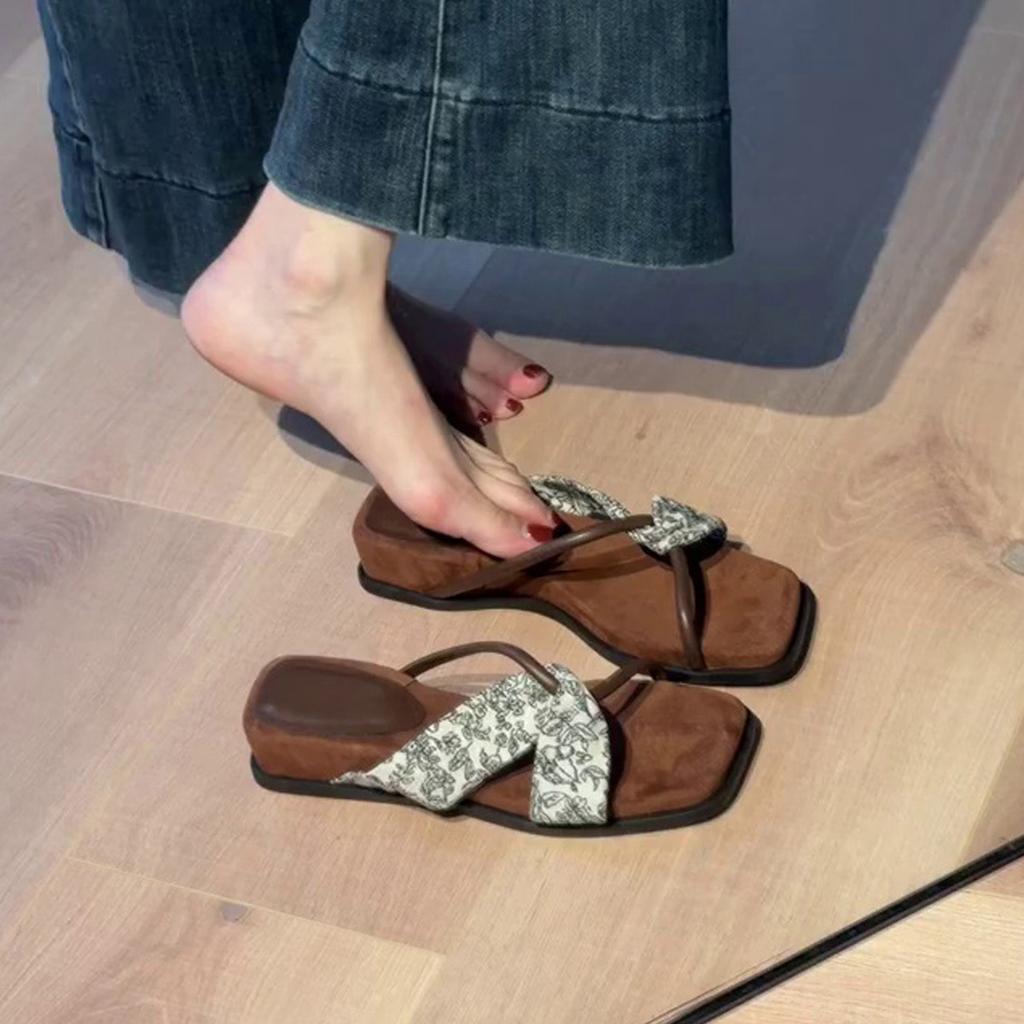 Thick-bottomed cross-strapped square-toed open-toed cool slippers for women's outerwear with skirt, wedge heel one-word slippers