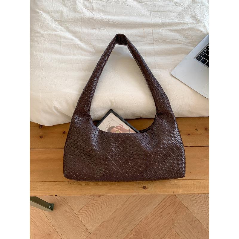

Woven bag soft leather fashionable retro armpit bag women s niche texture shoulder bag women s high-end commuting кавовий