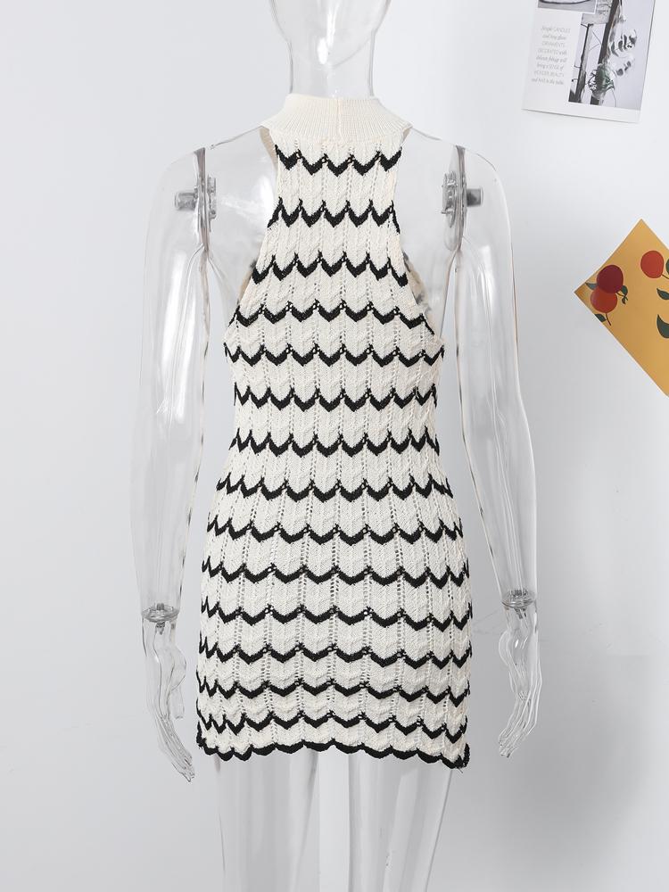 Трикотажное полосатое летнее женское короткое платье без рукавов с вырезом на шее — фото 11