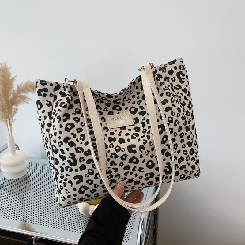 

Premium commuter large-capacity bag women s 2025 new popular leopard print shoulder bag autumn and winter retro tote bag