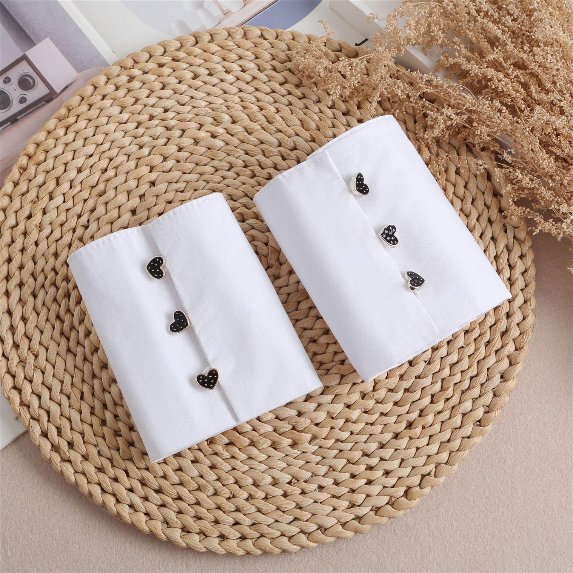 

Кружевной темперамент с объемным декором, накладные манжеты белый