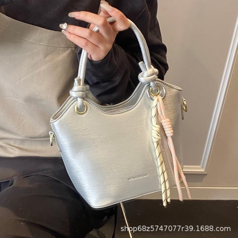 Premium sense hand bag women's 2025 new popular fashion casual shoulder bag super fire commuter bucket bag