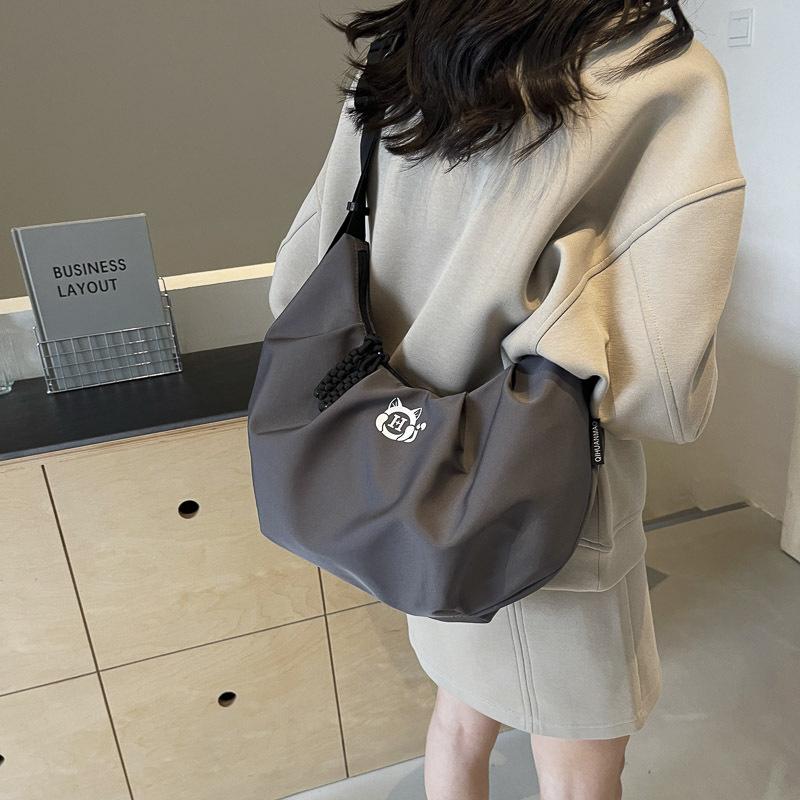Large capacity canvas bag women's autumn and winter fashion niche design shoulder messenger bag commuter dumpling bag