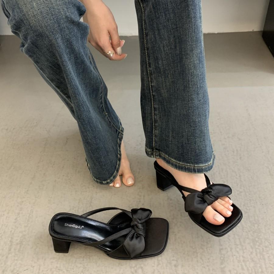 Beautiful French low-heeled cool slippers women's summer wear 2025 new models with skirts fairy wind gentle thick-heeled sandals