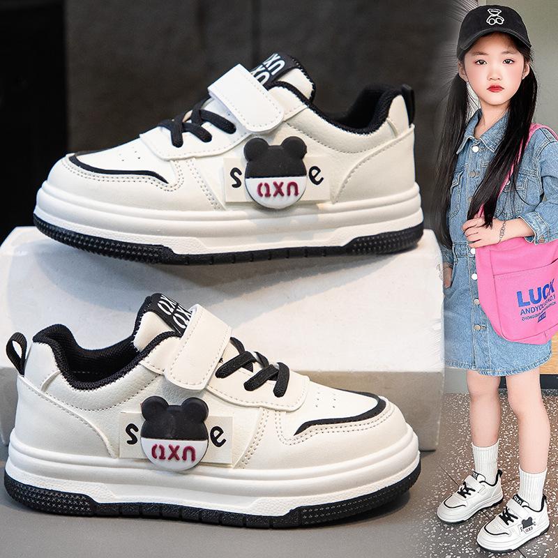 

Детские кеды, кожаный верх, новинка 2025 года, повседневная обувь для девочек, нескользящая спортивная обувь, универсальная мягкая подошва, дышащие кроссовки для бега 26