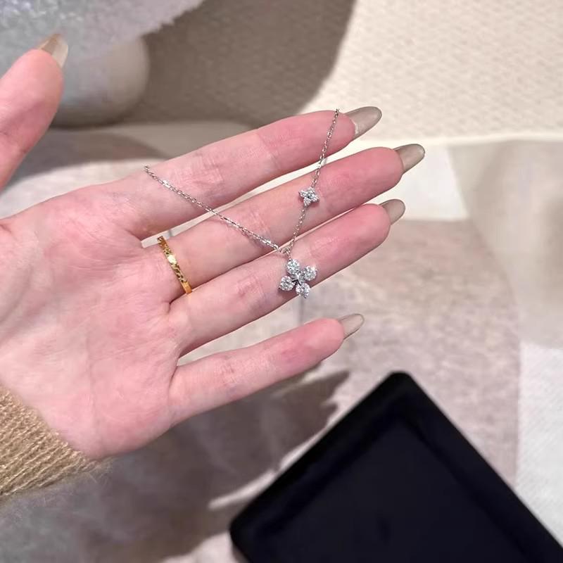 New Women's Four-Leaf Clover Necklace in Titanium Steel - High-End Light Luxury Streamlined Clavicle Chain