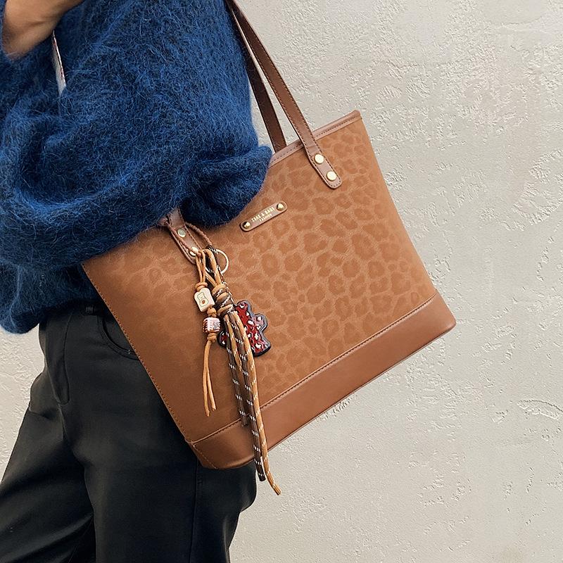 Premium Bag Women's 2025 New Autumn and Winter Retro Shoulder Bag Commuter Tote Bag Large Capacity Women's Bag